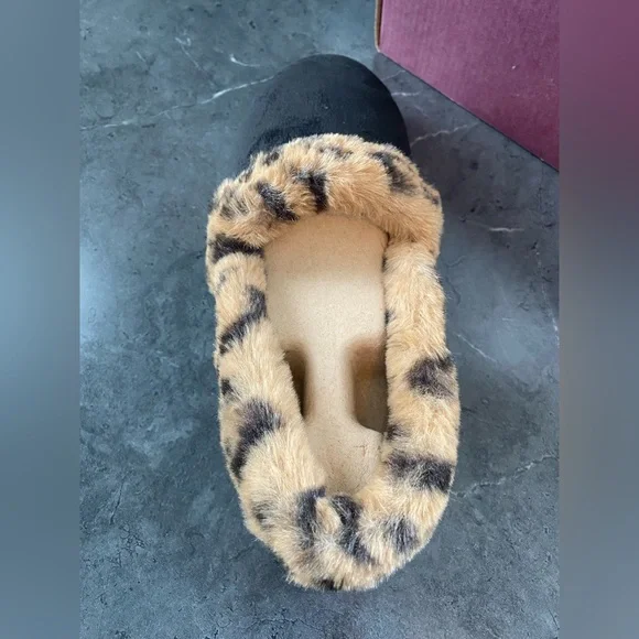 Women’s Skechers slippers.  NWOT.  Size 7.5 - Picture 2 of 11